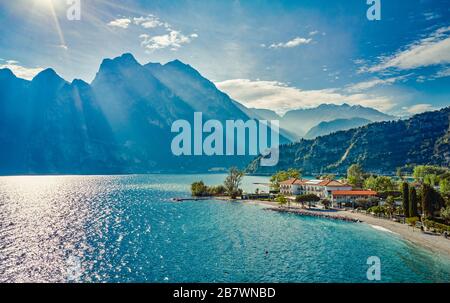 Panorama de Torbole une petite ville sur le lac de Garde, Italie. Europa.beautiful Lac de Garde entouré de montagnes en été Banque D'Images