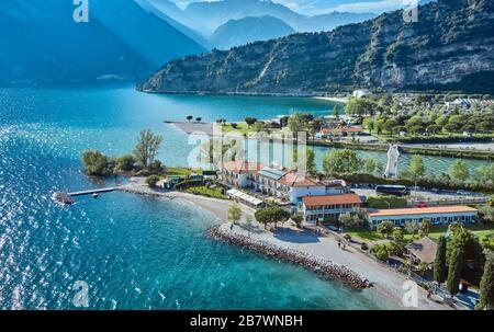 Panorama de Torbole une petite ville sur le lac de Garde, Italie. Europa.beautiful Lac de Garde entouré de montagnes en été Banque D'Images