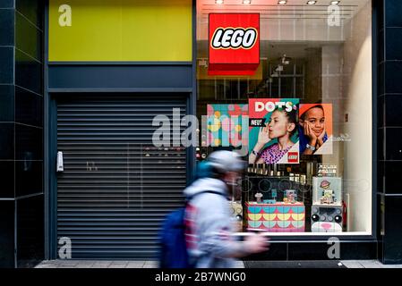 Hambourg, Allemagne. 18 mars 2020. Un homme marche devant l'entrée fermée d'une branche Lego dans Spitaler Straße. Crédit: Axel Heimken/dpa/Alay Live News crédit: dpa Picture Alliance/Alay Live News Banque D'Images