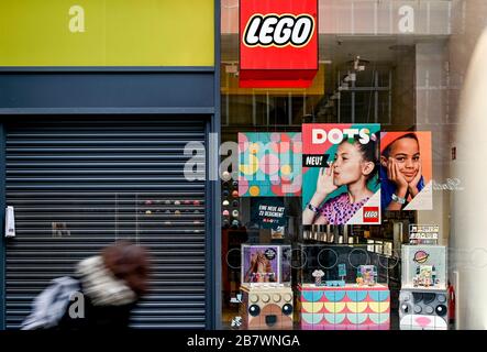 Hambourg, Allemagne. 18 mars 2020. Une femme marche devant l'entrée fermée d'une branche de Lego dans Spitaler Straße. Crédit: Axel Heimken/dpa/Alay Live News crédit: dpa Picture Alliance/Alay Live News Banque D'Images