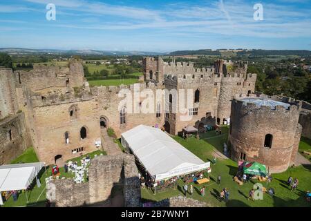 En regardant vers le bas sur le Festival de la nourriture de Ludlow de la Grande Tour du Château de Ludlow, Shropshire. Banque D'Images