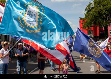 Drapeau du Dakota du Sud et du Mont Rushmore pendant les célébrations du 4th juillet et du jour de l'indépendance à Killarney, en Irlande, en 2019 Banque D'Images