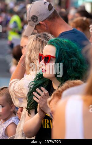 Jeune femme flamboyante aux cheveux verts participant aux célébrations du 4th juillet à Killarney, comté de Kerry, Irlande à partir de 2019 Banque D'Images