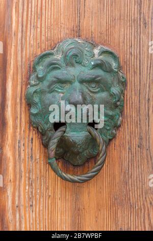 Lion se dirige comme porte de knocker, Venise, Vénétie, Italie Banque D'Images