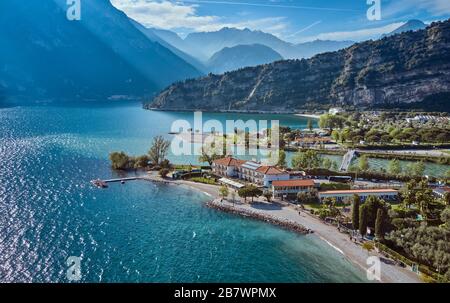 Panorama de Torbole une petite ville sur le lac de Garde, Italie. Europa.beautiful Lac de Garde entouré de montagnes en été Banque D'Images