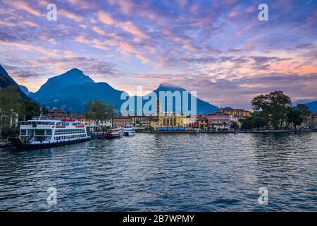 Riva del Garda,Lago di Garda, Italie - 29 avril 2019:vue sur le port de Riva del Garda et la belle ville de Riva del Garda avec la place 4 Novembe Banque D'Images