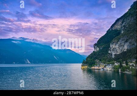 Riva del Garda,Lago di Garda, Italie - 29 avril 2019:vue sur le port de Riva del Garda et la belle ville de Riva del Garda avec la place 4 Novembe Banque D'Images