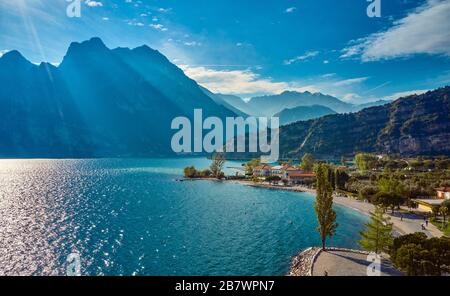 Panorama de Torbole une petite ville sur le lac de Garde, Italie. Europa.beautiful Lac de Garde entouré de montagnes en été Banque D'Images