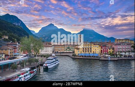 Riva del Garda,Lago di Garda, Italie - 29 avril 2019:vue sur le port de Riva del Garda et la belle ville de Riva del Garda avec la place 4 Novembe Banque D'Images