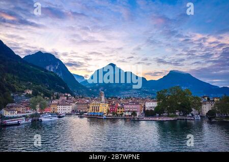 Riva del Garda,Lago di Garda, Italie - 29 avril 2019:vue sur le port de Riva del Garda et la belle ville de Riva del Garda avec la place 4 Novembe Banque D'Images