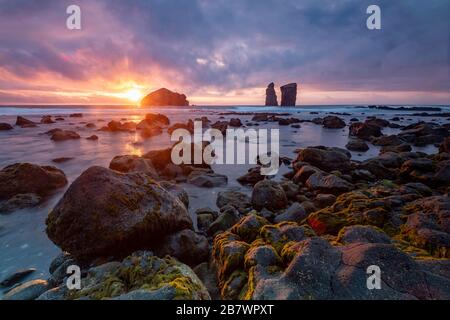 Coucher de soleil sur une côte pierreuse avec d'énormes rochers dans l'océan Atlantique, San Miguel, Açores, Portugal Banque D'Images