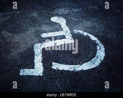 Pictogramme d'une place de parking pour personnes à mobilité réduite sur asphalte, Land Salzburg, Autriche Banque D'Images