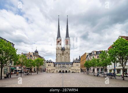 Côté est du Hallmarkt avec une station de transformation et l'église St. Mary's, Halle (Saale), Saxe-Anhalt, Allemagne Banque D'Images