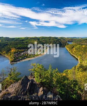 Vue depuis le rocher de Buck jusqu'au réservoir Hohenwarte en automne, Saaleschleife, Upper Saale, parc naturel Thueringer Schiefergebirge/Obere Saale Banque D'Images