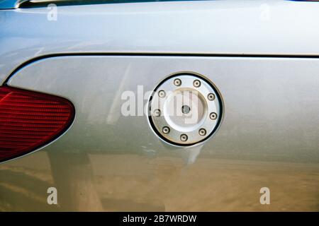Détail détaillé de la nouvelle voiture de sport argentée avec porte de réservoir à gaz Banque D'Images