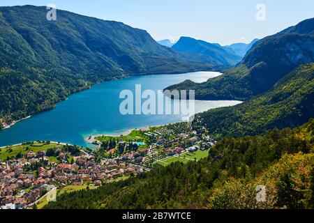 Vue aérienne sur la magnifique ville de Molveno et le lac Molveno, un lac alpin du Trentin, en Italie Banque D'Images