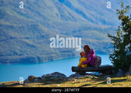 Vue aérienne sur la magnifique ville de Molveno et le lac Molveno, un lac alpin du Trentin, en Italie Banque D'Images