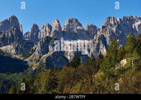 Vue aérienne sur la magnifique ville de Molveno et le lac Molveno, un lac alpin du Trentin, en Italie Banque D'Images