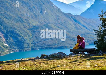 Vue aérienne sur la magnifique ville de Molveno et le lac Molveno, un lac alpin du Trentin, en Italie Banque D'Images