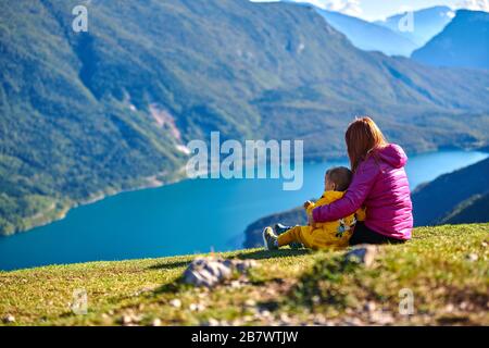 Vue aérienne sur la magnifique ville de Molveno et le lac Molveno, un lac alpin du Trentin, en Italie Banque D'Images