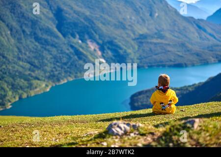 Vue aérienne sur la magnifique ville de Molveno et le lac Molveno, un lac alpin du Trentin, en Italie Banque D'Images