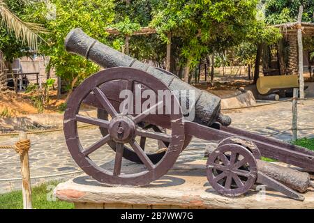 Armes anciennes en fonte grandes et petites. Ancien pistolet noir Banque D'Images