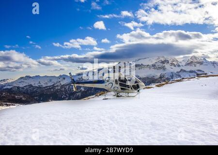 Hélicoptère dans les hautes montagnes Banque D'Images