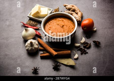 Curry de base nord-indien pour masala au beurre paneer ou recette de makhanwala au poulet avec ingrédients, servi dans un bol. Sélection Banque D'Images