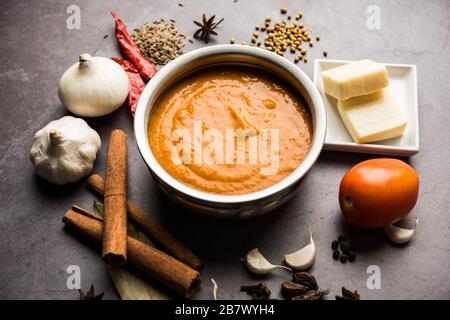 Curry de base nord-indien pour masala au beurre paneer ou recette de makhanwala au poulet avec ingrédients, servi dans un bol. Sélection Banque D'Images