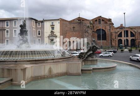 Basilique Santa Maria degli Angeli e dei Martiri et Fontana delle Naiadi sur la Piazza della Repubblica dans la ville de Rome, Italie Banque D'Images