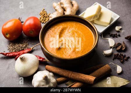 Curry de base nord-indien pour masala au beurre paneer ou recette de makhanwala au poulet avec ingrédients, servi dans un bol. Sélection Banque D'Images