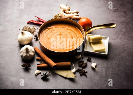 Curry de base nord-indien pour masala au beurre paneer ou recette de makhanwala au poulet avec ingrédients, servi dans un bol. Sélection Banque D'Images