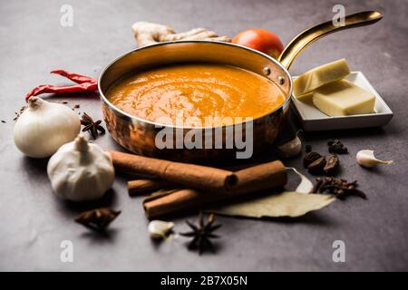 Curry de base nord-indien pour masala au beurre paneer ou recette de makhanwala au poulet avec ingrédients, servi dans un bol. Sélection Banque D'Images