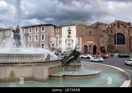 Basilique Santa Maria degli Angeli e dei Martiri et Fontana delle Naiadi sur la Piazza della Repubblica dans la ville de Rome, Italie Banque D'Images