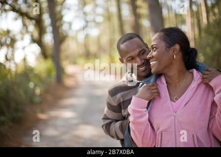 Jeune couple sur chemin forestier Banque D'Images