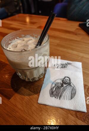 Un cocktail russe blanc au bar Lebowski de Reykjavik, en Islande Banque D'Images