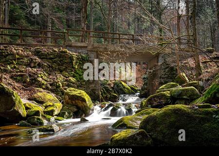 15.03.2020, la chute d'eau de l'Ilse à Ilsenburg dans un stuc forestier dans le nord de Harz. Photo avec exposition prolongée de l'eau qui coule avec le filtre ND. L'Ilse mesure 42,9 km de long, au sud-est et dans l'orographique affluent droit de l'Oker en Saxe-Anhalt et en Basse-Saxe. Il coule dans les contreforts Harz et Harz du nord. | utilisation dans le monde entier Banque D'Images