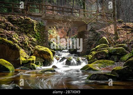 15.03.2020, la chute d'eau de l'Ilse à Ilsenburg dans un stuc forestier dans le nord de Harz. Photo avec exposition prolongée de l'eau qui coule avec le filtre ND. L'Ilse mesure 42,9 km de long, au sud-est et dans l'orographique affluent droit de l'Oker en Saxe-Anhalt et en Basse-Saxe. Il coule dans les contreforts Harz et Harz du nord. | utilisation dans le monde entier Banque D'Images