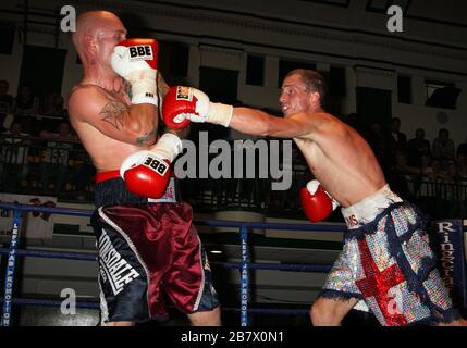 Ryan Toms (short d'argent) bat Duncan Cottier dans un concours de boxe Light-MiddlewEight à York Hall, Bethnal Green, promu par Miranda carter / Left Banque D'Images