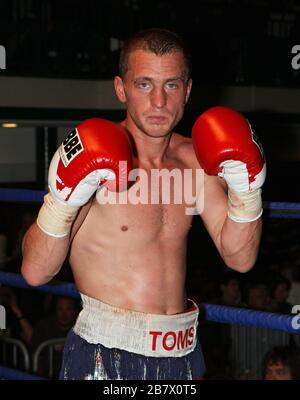 Ryan Toms (short d'argent) bat Duncan Cottier dans un concours de boxe Light-MiddlewEight à York Hall, Bethnal Green, promu par Miranda carter / Left Banque D'Images