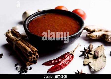 Curry épicé de base ou masala pour légumes ou poulet ou recette de mouton avec ingrédients, servi dans un bol. Sélection Banque D'Images