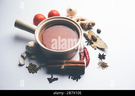 Curry épicé de base ou masala pour légumes ou poulet ou recette de mouton avec ingrédients, servi dans un bol. Sélection Banque D'Images