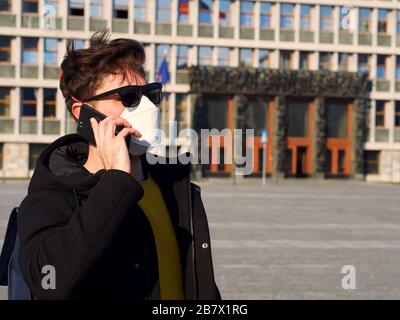 Ljubljana, Slovénie;12.03.2020.un homme portant un masque de protection du visage FFP3, depuis l'apparition du nouveau coronavirus SRAS-CoV-2 et de la grippe, au centre-ville. Banque D'Images