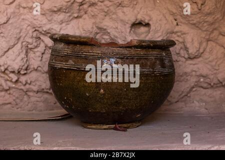Ancienne casserole en terre cuite des fouilles. Poterie archéologique peinte. Vestiges de la culture grecque ancienne. Céramique antique avec ornement. Vieux grec Banque D'Images