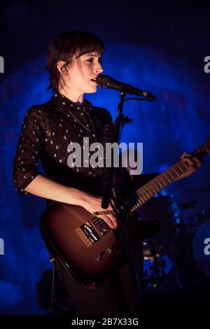 Copenhague, Danemark. 04 février 2016. La fille du groupe folklorique indie anglais exécute un concert en direct à VEGA à Copenhague. Ici, la chanteuse et la musicienne Elena Tonra est vue en direct sur scène. . (Crédit photo: Gonzales photo - Rod Clemen). Banque D'Images