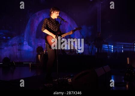 Copenhague, Danemark. 04 février 2016. La fille du groupe folklorique indie anglais exécute un concert en direct à VEGA à Copenhague. Ici, la chanteuse et la musicienne Elena Tonra est vue en direct sur scène. . (Crédit photo: Gonzales photo - Rod Clemen). Banque D'Images