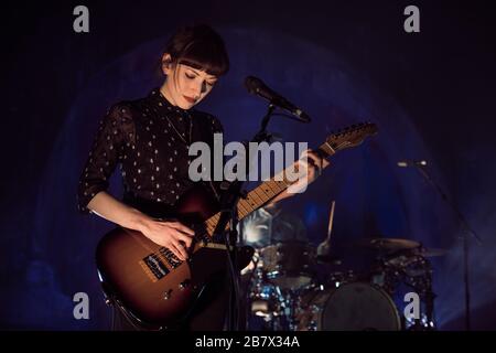 Copenhague, Danemark. 04 février 2016. La fille du groupe folklorique indie anglais exécute un concert en direct à VEGA à Copenhague. Ici, la chanteuse et la musicienne Elena Tonra est vue en direct sur scène. . (Crédit photo: Gonzales photo - Rod Clemen). Banque D'Images