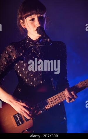 Copenhague, Danemark. 04 février 2016. La fille du groupe folklorique indie anglais exécute un concert en direct à VEGA à Copenhague. Ici, la chanteuse et la musicienne Elena Tonra est vue en direct sur scène. . (Crédit photo: Gonzales photo - Rod Clemen). Banque D'Images