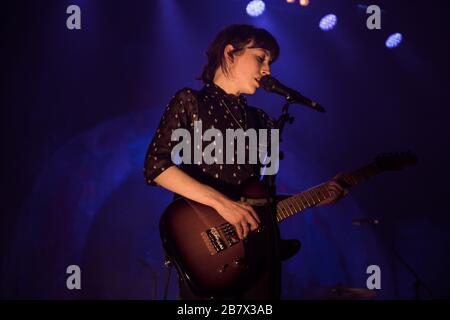 Copenhague, Danemark. 04 février 2016. La fille du groupe folklorique indie anglais exécute un concert en direct à VEGA à Copenhague. Ici, la chanteuse et la musicienne Elena Tonra est vue en direct sur scène. . (Crédit photo: Gonzales photo - Rod Clemen). Banque D'Images