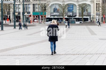 Hambourg, Allemagne. 18 mars 2020. Une femme traverse le Rathausmarkt déserté du centre-ville de Hambourg vers 14:30. Crédit: Markus Scholz/dpa/Alay Live News crédit: dpa Picture Alliance/Alay Live News Banque D'Images